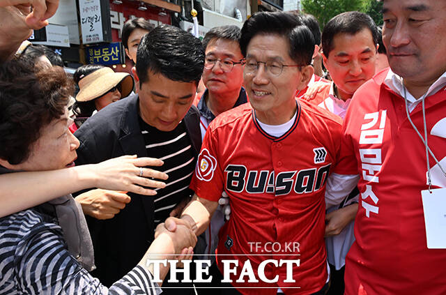 김문수 국민의힘 대선 후보가 29일 친윤(친윤석열)계 윤상현 의원이 공동선거대책위원장으로 임명된 것과 관련해 제가 직접 한 게 아니다라며 당내에서 인천 지역구를 선거 지휘할 사람이 없다고 해 윤 의원을 지명한 것 같다고 밝혔다. /부산=남윤호 기자