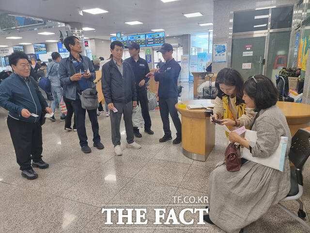 여수시가 도서민 승선 절차 간소화 시스템을 시민에게 설명하고 시스템 등록을 도와주는 찾아가는 현장 등록 서비스를 시행하고 있다./여수시