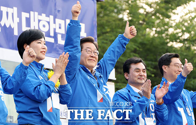 엄지 치켜들고 인사하는 이재명 후보.