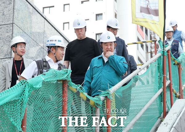 서철모 대전 서구청장이 27일 월평근린공원 정림지구 1단지(한화포레나) 건설 현장을 방문해 공사장 안전관리 및 시공 실태를 점검했다. /대전 서구