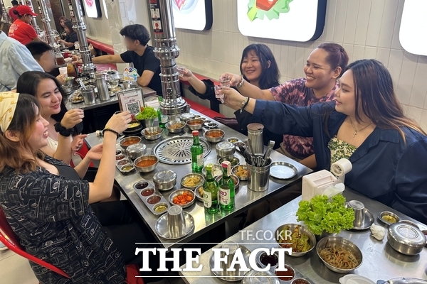 필리핀 현지 맛집 삼겹살라마에서 삼겹살에 소주를 즐기고 있는 현지 젊은이들. /하이트진로