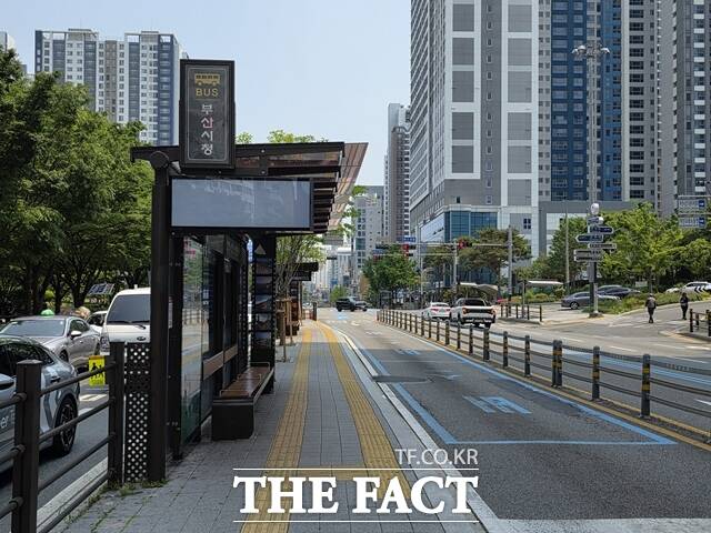 28일 오전 부산버스노조 총파업으로 시내버스가 운행을 중단되자 부산시청 앞 버스정류장의 전광판이 꺼져있다. /박호경 기자