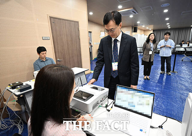 오민석 서울시선거관리위원장이 28일 오후 서울 관악구 신사동 사전투표소에서 제21대 대통령선거 사전투표 모의체험을 하고 있다. /박헌우 기자