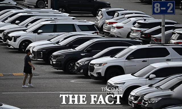 글로벌 자동차 업계에 한파가 불고 있다. 28일 CNBC 등 외신에 따르면 스웨덴 볼보자동차는 전체 인력의 약 7%인 3000명을 감원한다고 발표했다. 볼보 측은 성명을 내고 이번 실행 계획은 자동차 산업이 외부 환경에 상당한 도전을 받는 상황에서 더욱 강력하고 탄력적인 볼보 자동차를 만드는 것을 목표로 한다고 밝혔다. /박헌우 기자