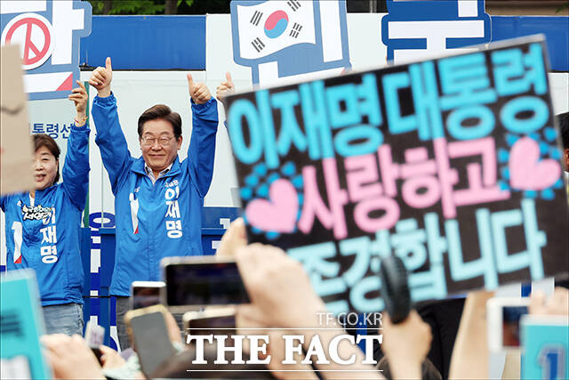 지지자들에게 인사하는 이재명 후보.