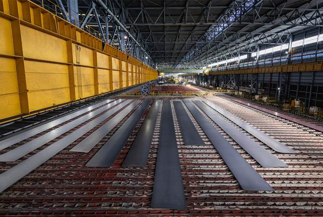 포스코는 28일 부산 벡스코에서 열리는 2025 국제해양방위산업전(MADEX)에서 HD현대중공업과 미래 첨단함정 신소재 개발 및 실선 적용을 위한 업무협약(MOU)을 체결했다. 고망간강 후판공장 제품 적치. /포스코