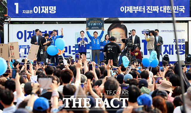 왕십리역 앞에서 유권자들에게 인사하는 이재명 후보.