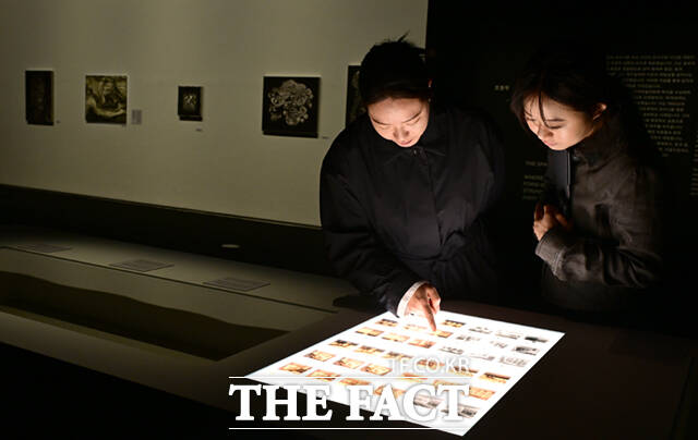 28일 서울 도봉구 마들로 서울시립 사진미술관에서 개관 기자간담회 및 전시 투어가 열린 가운데 참가자들이 전시를 관람하고 있다. /이새롬 기자