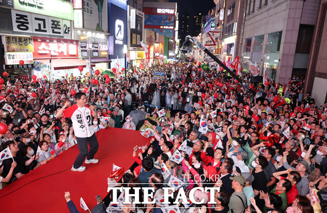 김문수 국민의힘 대선 후보가 28일 오후 대구 중구 동성로에서 유세를 갖고 지지를 호소하고 있다. /대구=남윤호 기자