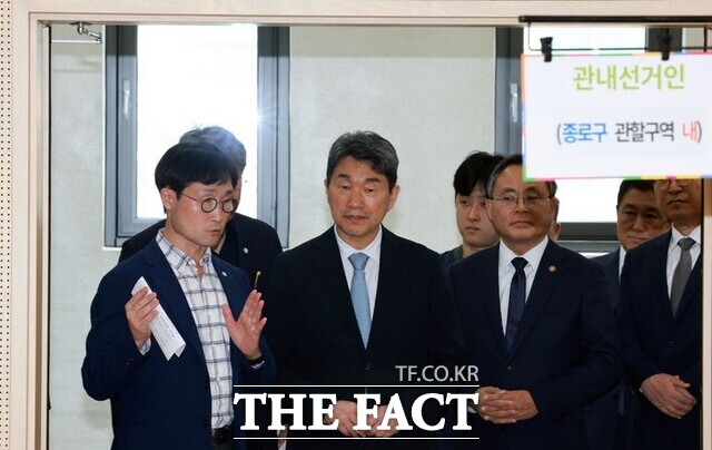 이주호 대통령 권한대행 부총리 겸 교육부 장관이 28일 서울 종로구 종로1,2,3,4가동 주민센터 사전투표소를 찾아 관계자로부터 선거추진상황 보고를 받고 있다./뉴시스