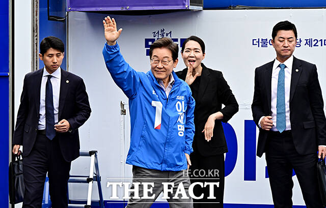 연설 마친 뒤 인사하는 이재명 후보.