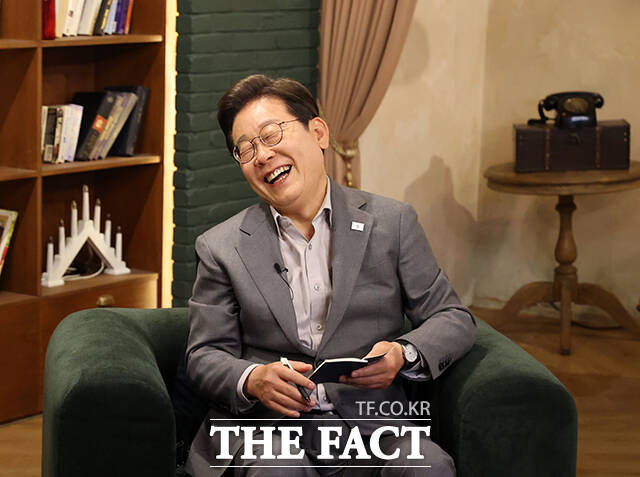 이재명 더불어민주당 대통령 후보가 새미래민주당과 국민의힘이 윤석열·이재명 공동청산을 내세우며 손을 잡은 데 대해 내란세력과 연합한다니 해괴하지 않나라며 비판했다. /배정한 기자