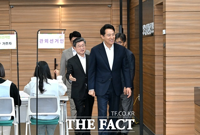 28일 오전 제21대 대통령선거 사전투표소가 설치된 신당누리센터를 찾은 오세훈 서울시장이 투표소 준비 상황을 점검하고 있다./서울시