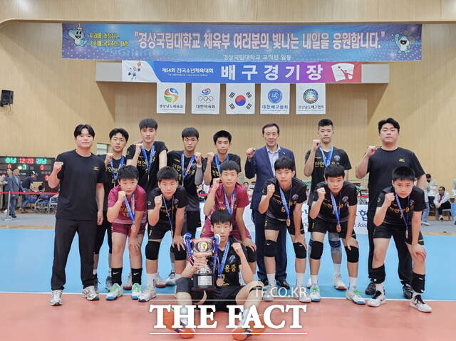 천안쌍용중학교가 제54회 전국소년체육대회에서 16세 이하 남자부 동메달을 획득하며 2년 연속 입상의 기록을 세웠다./천안쌍용중학교