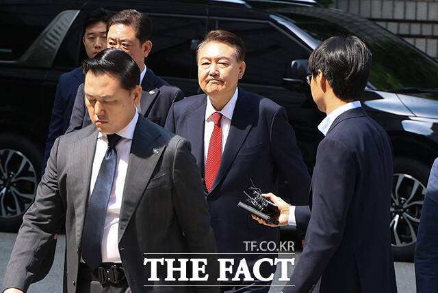 윤석열 전 대통령이 26일 오전 서울 서초구 서울중앙지방법원에서 열린 내란 우두머리 혐의, 직권남용 권리행사방해 혐의 사건 5차 공판에 출석하고 있다. /사진공동취재단