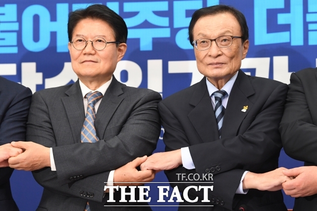 그런 부채감은 이후 그를 창당과 정치개혁 운동으로 이끌었다. 효순·미선 추모에서 시작됐던 촛불은 윤석열 전 대통령 파면의 응원봉 물결로 이어졌다. 그는 그 흐름에서 시민이 바꾼 정치의 가능성을 다시금 확인했다고 말했다. 2020년 더불어시민당 대표 시절 우 명예교수. /남윤호 기자