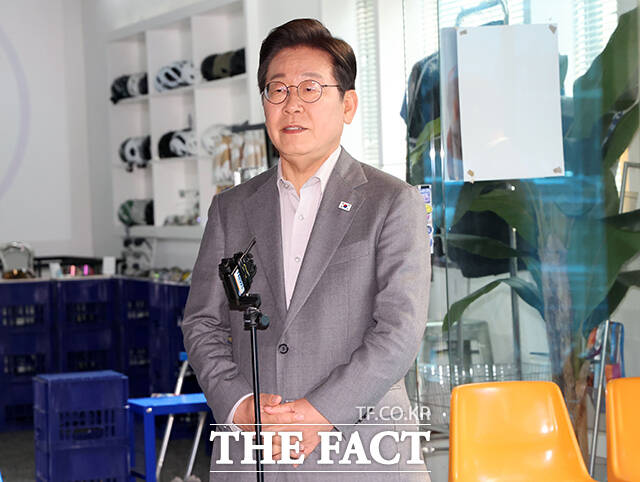 이재명 더불어민주당 대선 후보가 28일 오후 서울 강남구 미드타운 스튜디오에서 열린  1400만 개미와 한배 탔어요 유튜브 라이브를 마치고 기자들의 질문에 답하고 있다. /배정한 기자