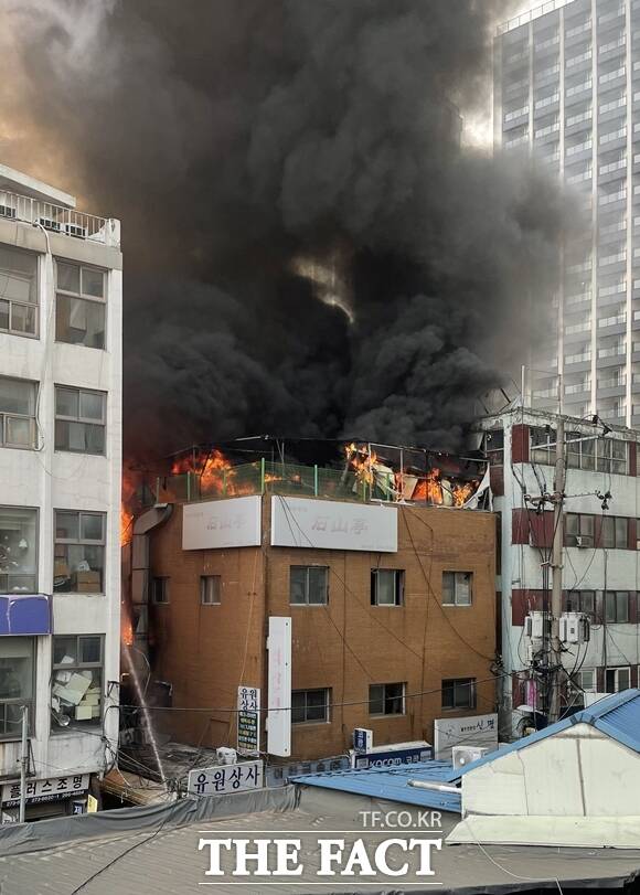 28일 오후 3시25분께 서울 종로구 세운상가 인근 건물에서 불이 났다. /독자 제공