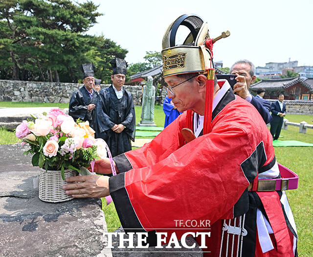 김문수 국민의힘 대통령선거 후보가 28일 경남 김해시 수로왕릉공원에서 열린 유세에 앞서 수로왕릉을 찾아 관복을 입고 헌화례를 하고 있다. /김해=남윤호 기자