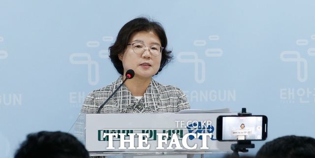 한현숙 태안군 문화예술과장이 28일 군청 브리핑 룸에서 정례 브리핑을 하고 있다, / 이수홍 기자.