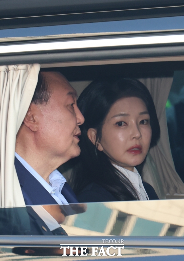 무속인 건진법사 전성배(65) 씨의 청탁금지법 위반 혐의 사건을 수사 중인 검찰이 김건희 여사 선물용으로 전달된 의혹을 받는 샤넬백 등 금품의 행방을 쫓는 데 수사력을 집중하고 있다. 사진은 윤석열 전 대통령과 김건희 여사 모습/ 더팩트 DB