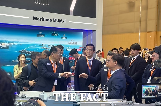 김동관 한화그룹 부회장이 28일 부산 벡스코에서 개막한 2025 국제해양방위산업전에 참석해 한국을 대표하는 기업으로서 국가경제에 기여하고 국격을 높이기 위해 최선을 다하고 있다고 밝혔다. /부산=최의종 기자