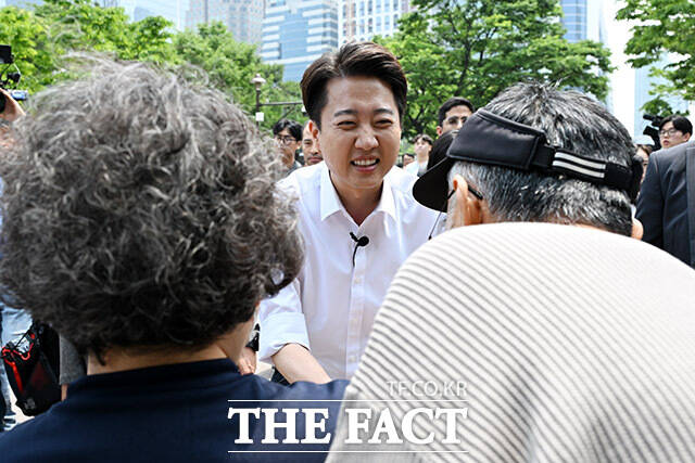 이준석 개혁신당 대선 후보가 28일 오후 서울 영등포구 여의도 공원에서 산책유세를 하며 지지를 호소하고 있다. /여의도=남용희 기자