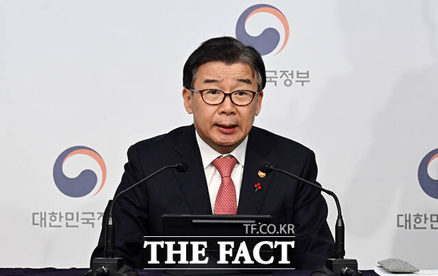 해충 방역 관련 민원이 5~7월에 가장 많이 발생하는 것으로 나타났다. 사진은 유철환 권익위원장. /임영무 기자