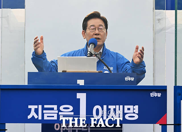 이재명 더불어민주당 대선 후보가 28일 이명박, 박근혜 전 대통령의 김문수 국민의힘 대선 후보 지지 표명에 대해 정상적인 국민이라면 도저히 이해할 수 없는 일이라고 강하게 비판했다. /배정한 기자