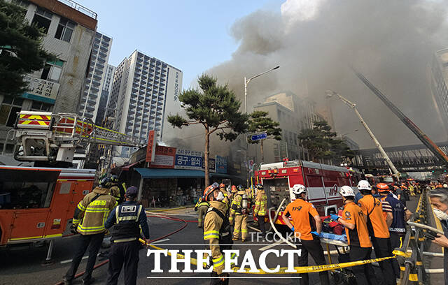 28일 오후 서울 을지로 세운상가 인근 건물에서 화재가 발생한 가운데 소방관들이 진화 작업을 벌이고 있다. /박헌우 기자