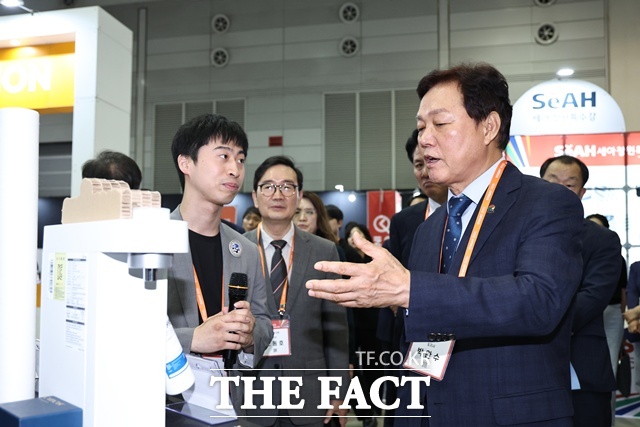 박완수 경남지사가 ‘글로벌 융복합 창업페스티벌 GSAT 2025’ 창업기업을 둘러 보고 있다./경남도