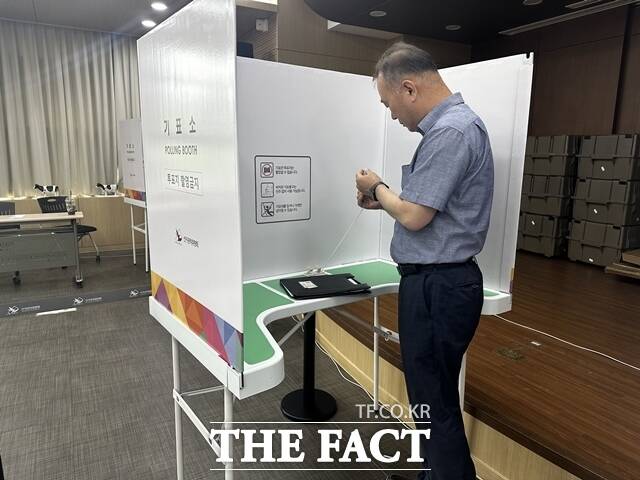 충남도 관계자가 제21대 대통령 선거에 앞서 사전투표소 준비 상황을 점검하고 있다. /충남도