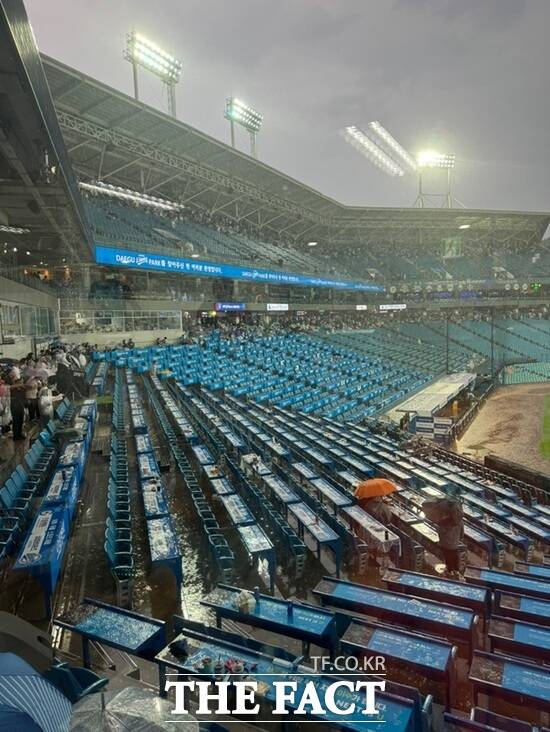 28일 폭우로 경기가 취소된 대구 라이온즈파크 관중석 모습 /대구소방안전본부