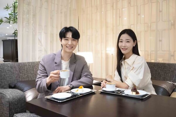 신세계백화점이 오는 7월 30일까지 트리니티 라운지와 어퍼하우스 라운지에서 알렌의 서현민 쉐프가 만든 금귤 네쥬, 투 인원 치즈 쇼콜라를 선보인다. /신세계백화점