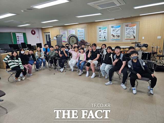 충남교육청의 ‘잠자는 악기 깨우기’ 사업을 통해 타 학교의 악기를 관리전환 받아 학생 오케스트라를 창단한 천안 신부초등학교 학생들이 기념촬영을 하고 있다. /충남교육청