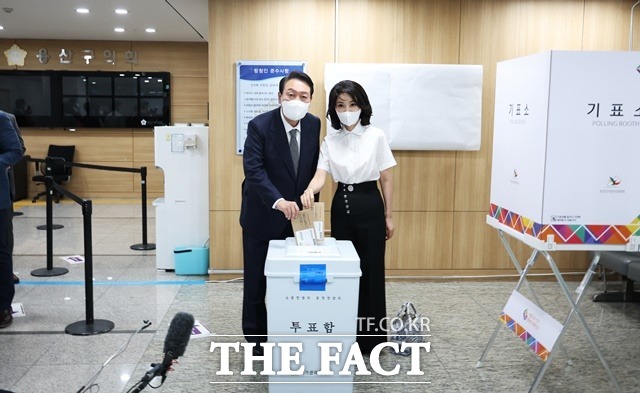 윤석열 대통령과 김건희 여사가 제8회 전국동시지방선거 사전투표 첫날인 2022년 5월 27일 서울 용산구 용산구의회에 마련된 사전투표소에서 투표를 하고 있다. /대통령실