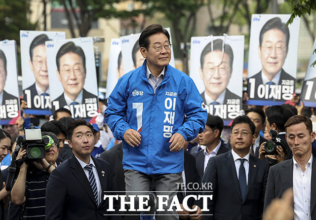 연단 오르는 이재명 후보.