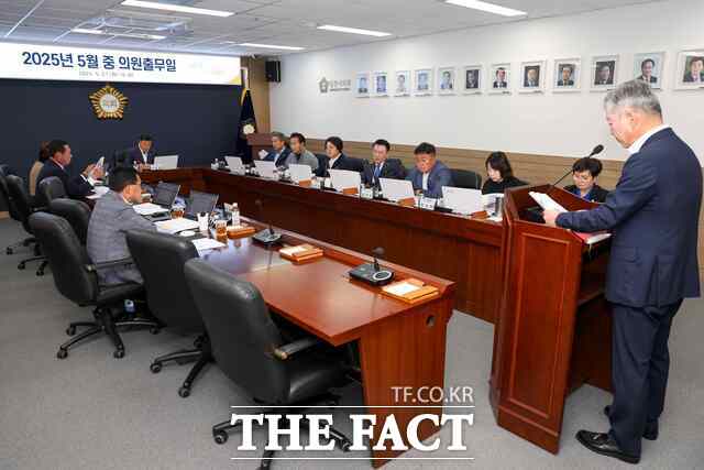 당진시의회는 27일 의회 대회의실에서 ‘5월 중 의원출무일’을 열어 주요 현안 업무 보고를 받았다. /당진시의회