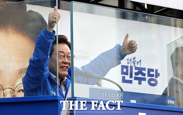 엄지 치켜들며 지지 호소하는 이재명 후보.