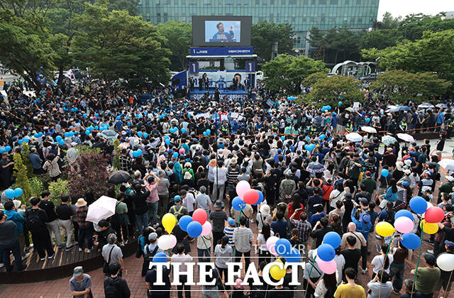 이재명 후보 연설 듣기 위해 운집한 유권자들.