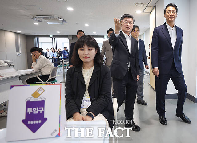 오세훈 서울시장이 제21대 대선 사전투표를 하루 앞둔 28일 오전 서울 중구 신당누리센터에 마련된 신당동사전투표소를 찾아 현장을 점검하고 있다. /장윤석 기자