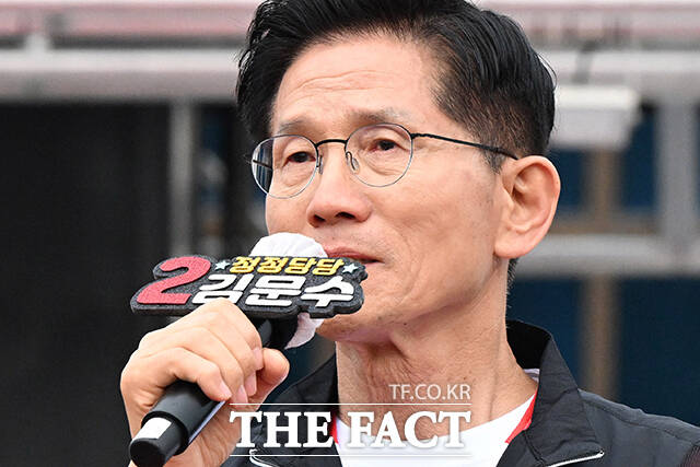 김문수 국민의힘 대통령선거 후보가 28일 고향인 경북 영천역을 방문해 별세한 어머니 이야기를 하며 눈시울을 붉히고 있다. /영천=남윤호 기자