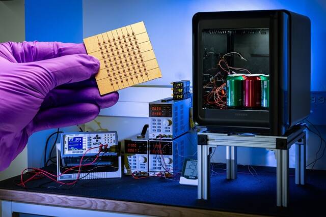 삼성전자 연구팀이 존스홉킨스대학과 함께 개발한 나노 박막 펠티어 소자와 고효율 펠티어 냉장고를 소개하고 있다. /삼성전자