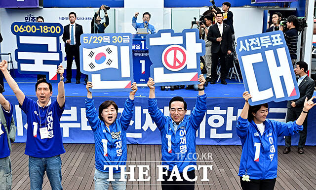 연설 마친 뒤 인사하는 이재명 후보.