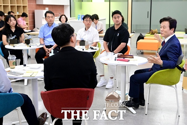 창업기업들과 간담회를 하고 있는 조규일 진주시장. /진주시