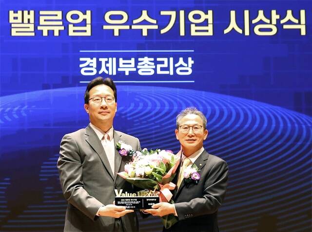 지난 27일 서울 여의도 한국거래소에서 열린 밸류업 우수기업 시상식에서 양종희 KB금융그룹 회장(오른쪽)과 윤인대 기획재정부 차관보가 기념 촬영을 하고 있다. /KB금융그룹