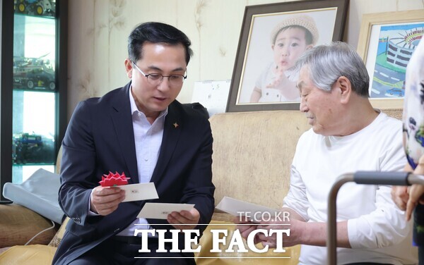 박희조 동구청장이 참전유공자인 오모 씨의 이야기를 경청하고 있다./대전 동구