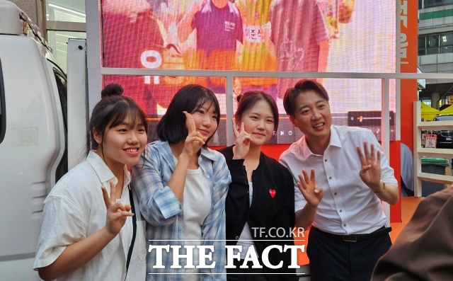 젓가락 발언으로 거센 비판을 받고 있는 이준석 개혁신당 대선 후보가 28일 수도권 유세에 나서자 일부 시민들이 그를 향해 따가운 시선을 보냈다. /서다빈 기자