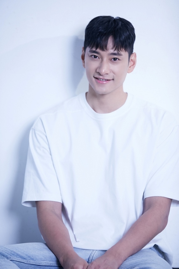 배구선수 출신이자 이제는 스포테이너로 활약 중인 김요한이 현 소속사 장군엔터테인먼트와 재계약을 체결하며 앞으로 다양한 활동을 위해 준비 중이라고 밝혔다. /장군엔터테인먼트