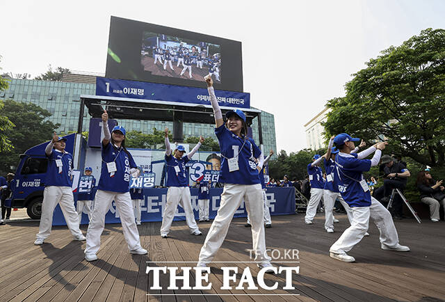 화려한 율동 선보이는 선거운동원들.